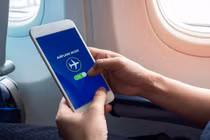Vì sao điện thoại phải chuyển sang "chế độ máy bay" khi cất cánh? 