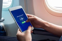 Vì sao điện thoại phải chuyển sang "chế độ máy bay" khi cất cánh? 