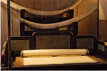 Dọn kho thấy chiếc chiếu cũ, chuyên gia thốt lên: " Báu vật tiền tỷ!" 