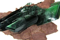 Kinh ngạc nguyên nhân pha lê xanh bất ngờ mọc trên hài cốt