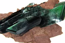 Kinh ngạc nguyên nhân pha lê xanh bất ngờ mọc trên hài cốt