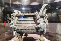 Nước hồ đột ngột rút, bất ngờ “đụng trúng” bảo vật nghìn năm