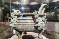 Nước hồ đột ngột rút, bất ngờ “đụng trúng” bảo vật nghìn năm