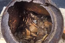 Đi dạo trên đường, vô tình nhặt được “kho báu” triệu đô 