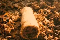 Mở mộ cổ 2.000 tuổi, chuyên gia hoảng hồn thấy chiếc cốc “xuyên không”