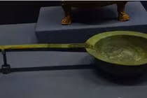 Cuốc đất đụng trúng vật thể lạ, chuyên gia phong tỏa cả cánh đồng