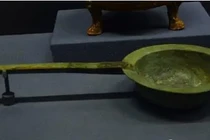 Cuốc đất đụng trúng vật thể lạ, chuyên gia phong tỏa cả cánh đồng