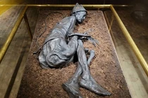 Phát hiện thi thể đầm lầy 2.400 tuổi, chuyên gia sửng sốt vì...