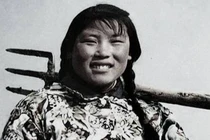 Đang cuốc đất, bất ngờ đụng trúng bảo vật nghìn tỷ