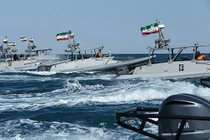 Ông Trump cho phép bắn xuồng Iran "cà khịa" tàu chiến Mỹ... tướng hải quân vội ngăn cản