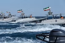 Ông Trump cho phép bắn xuồng Iran "cà khịa" tàu chiến Mỹ... tướng hải quân vội ngăn cản