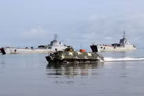 Xe bọc thép BTR-60 Việt Nam bơi cực đỉnh, phối hợp hiệp đồng tốt với tàu đổ bộ 