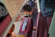 Ông bố nựng con trên xe khách khiến dân mạng rần rần chia sẻ