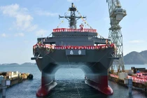 Nhật Bản hạ thuỷ tàu "hai chân" cực độc chuyên phục vụ hậu cần