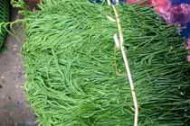 Đứng cách cả mét còn ngửi thấy mùi hôi, loại rau này lại đắt khách