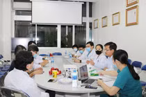 Phi công người Anh vẫn hôn mê, phụ thuộc gần hoàn toàn vào ECMO