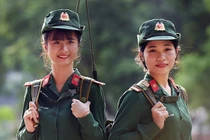 Nữ chiến sĩ thông tin Việt Nam xinh như hoa gây sốt báo nước ngoài