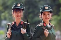 Nữ chiến sĩ thông tin Việt Nam xinh như hoa gây sốt báo nước ngoài