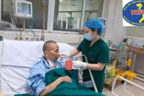 Video: Bệnh nhân 19 phục hồi tốt, vẫy tay với mọi người trong phòng bệnh