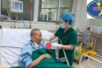 Video: Bệnh nhân 19 phục hồi tốt, vẫy tay với mọi người trong phòng bệnh