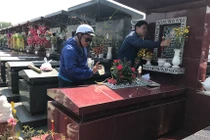 'Tết nhớ thăm mộ ông bà, hướng về tổ tiên'