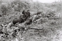 Dân quân Việt Nam dùng vũ khí từ thế chiến hai để bảo vệ biên giới năm 1979