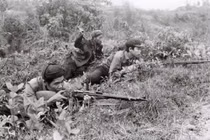 Dân quân Việt Nam dùng vũ khí từ thế chiến hai để bảo vệ biên giới năm 1979