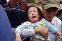 Hà Tĩnh: 2 bé gái mắc kẹt trong ô tô bị khóa cửa tự động