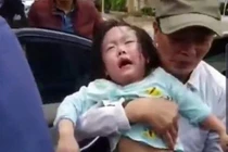 Hà Tĩnh: 2 bé gái mắc kẹt trong ô tô bị khóa cửa tự động