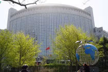 Trung Quốc treo cờ rủ, dành 3 phút mặc niệm các nạn nhân COVID-19