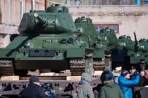 Hàng loạt xe tăng T-34 Liên Xô được đại tu, sẵn sàng cho duyệt binh và… đóng phim