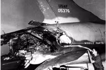 Hình ảnh F-105 bị bắn nát đuôi vẫn bay được trong chiến tranh Việt Nam