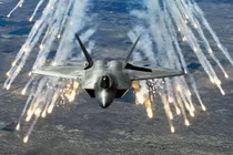 Vì sao "hàng độc quyền" F-22 Raptor của Mỹ vẫn ăn đứt F-35 "bán đại trà"?