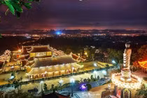 Ngắm chùa Ba Vàng đẹp như tranh tự phát sáng giữa trời đêm