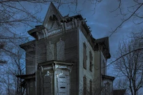 Đột nhập căn nhà ma ám kinh dị nhất không ai dám bén mảng 