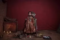 Cuộc đời các "nữ thần sống" ở Nepal sau khi hồi tục