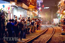 Xem Tây "thách thức tử thần" ở xóm đường tàu Hà Nội 
