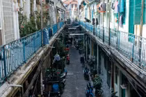 Con hẻm 100 tuổi ở Sài Gòn quyến rũ đặc biệt trên báo Tây