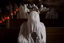 Giật mình "bóng ma" áo trắng trong nhà thờ bỏ hoang 