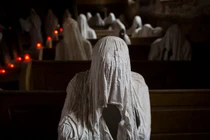 Giật mình "bóng ma" áo trắng trong nhà thờ bỏ hoang 