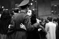 Phát sốt loạt ảnh tình yêu thời chiến cuồng nhiệt và mộng mơ 