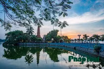 Khám phá ngôi chùa đẹp "không thể tin được" bên hồ Tây