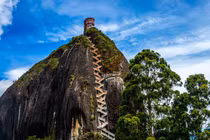 Huyền bí chữ cái trên tảng đá cao 2.135m kỳ lạ nhất TG 