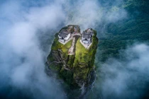 Choáng ngợp 2 ngôi chùa cổ vờn mây trên đỉnh núi tiên