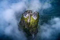 Choáng ngợp 2 ngôi chùa cổ vờn mây trên đỉnh núi tiên