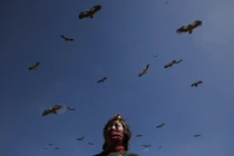 Rùng rợn tục mai táng kền kền rỉa xác thiêng nhất Tây Tạng 