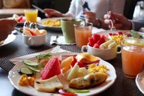 Bí kíp để ăn uống thả ga ngày Tết mà không lo hỏng dáng