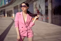 Ngọc Trinh và hàng loạt Sao Việt diện vest không nội y cực nóng bỏng