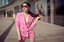 Ngọc Trinh và hàng loạt Sao Việt diện vest không nội y cực nóng bỏng