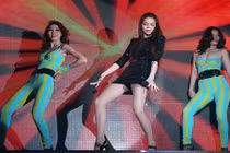 Loạt ảnh: Diễn quá sung, sao Việt lộ hết… “quần bảo hộ”